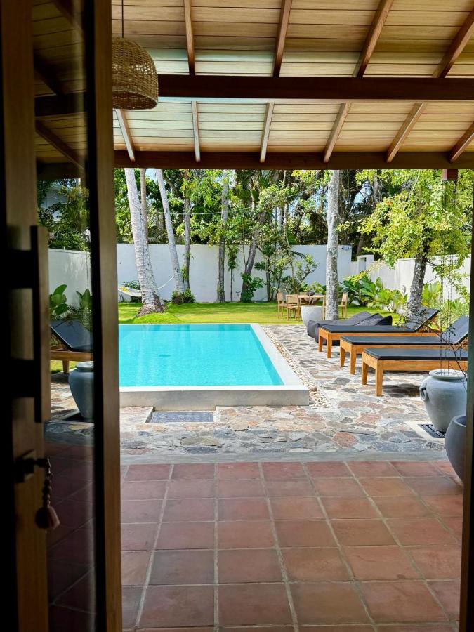 Zimmer mit Kingsize-Bett und Poolblick