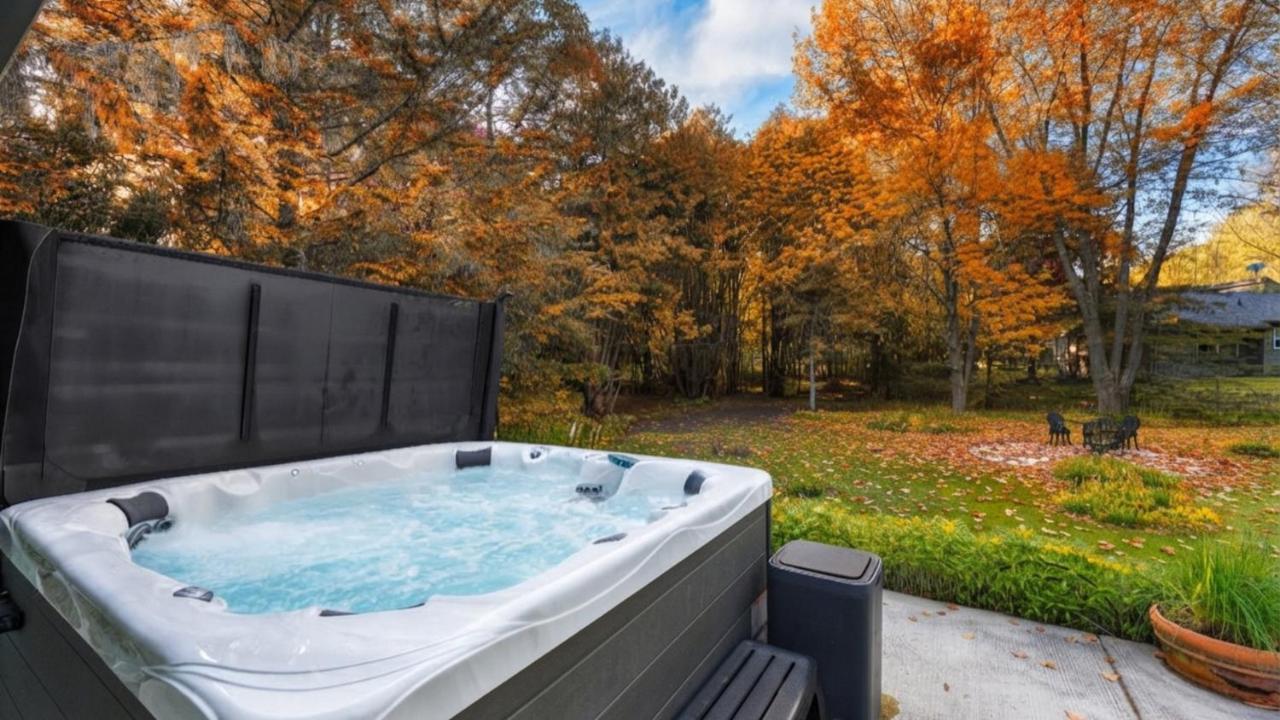 Scandia- Secluded Home, Walk to Marina, Game Room & Hot Tub - B&B Sister Bay