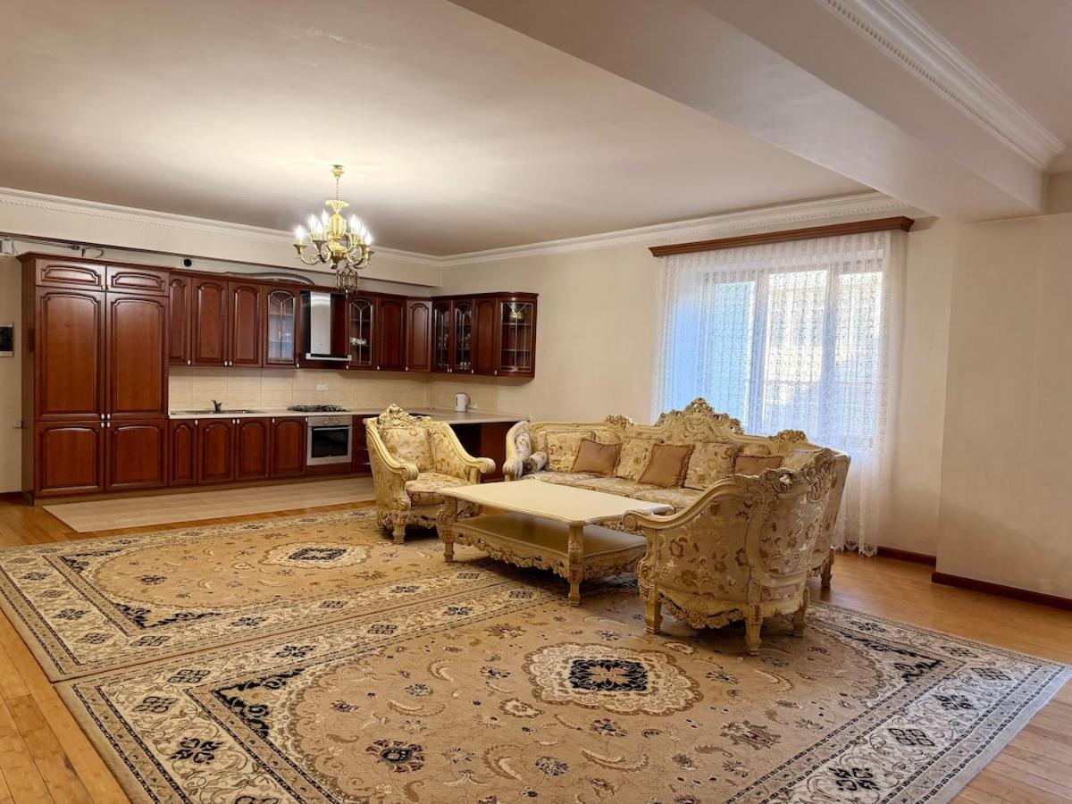 Republic Square Grand Residence 1 - Ferienwohnung Jerewan