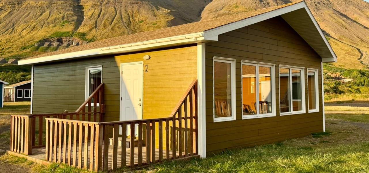 Vagninn Cabins - Bed and Breakfast Flateyri