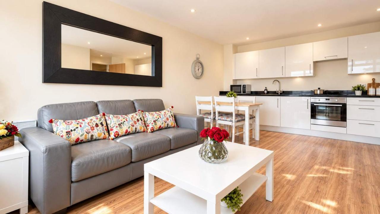 Modern 2-Bed City Living with Private Balcony - B&B Manchester