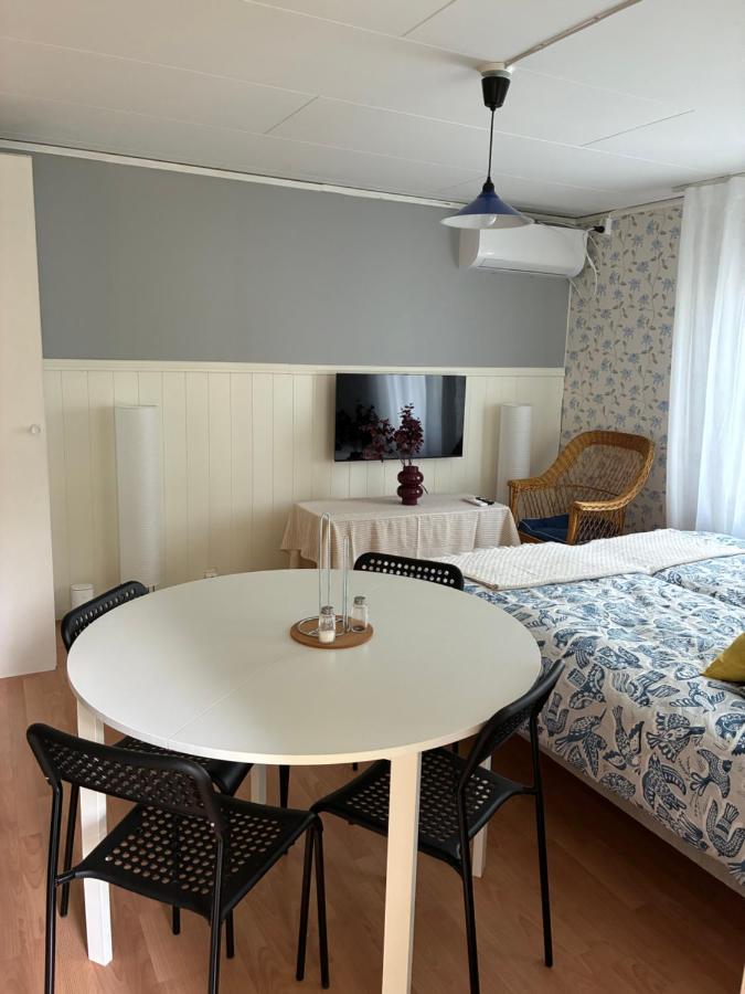 Nyrenoverad stuga mellan två sjöar - B&B Järlåsa