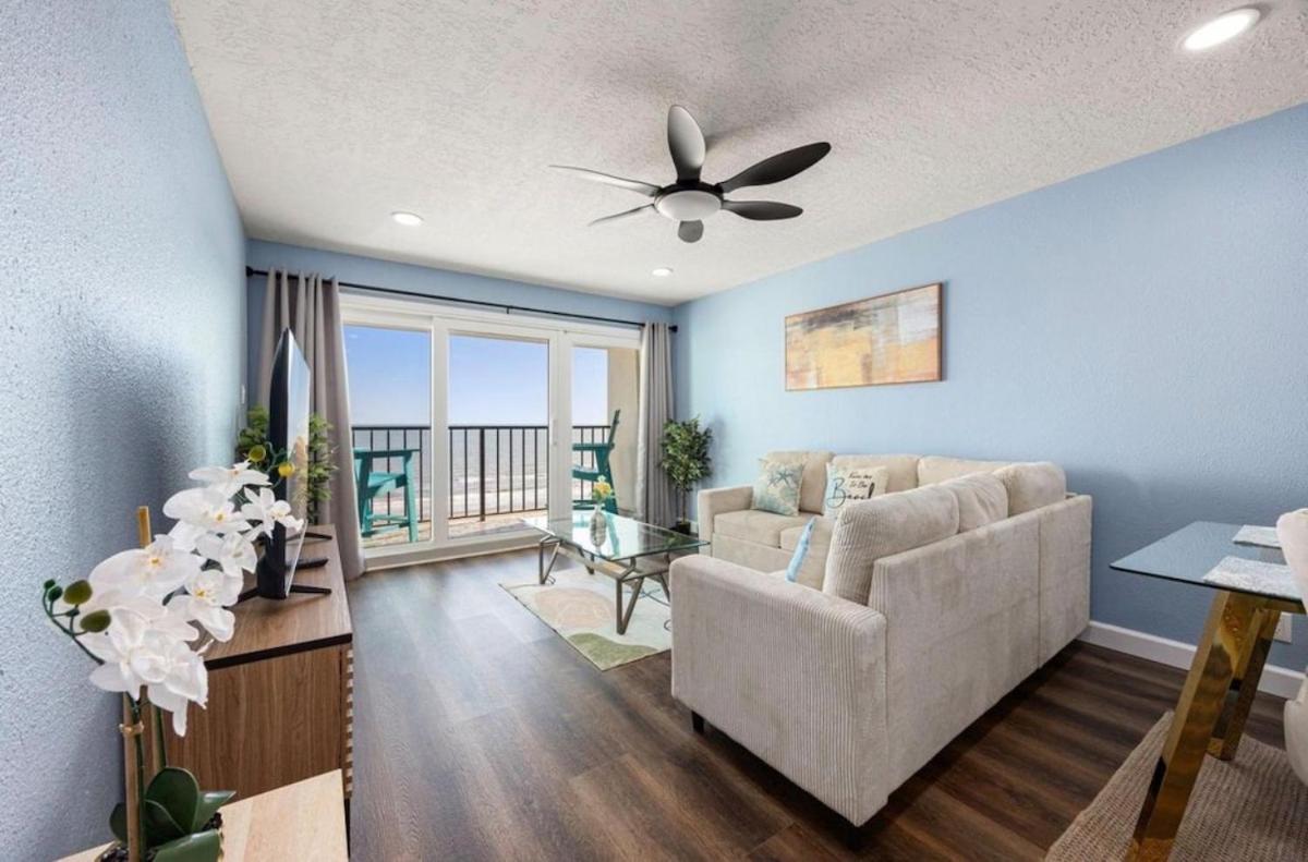 The Allura- Galveston Condo Steps Away from Beach - Chambres d'hôtes Galveston