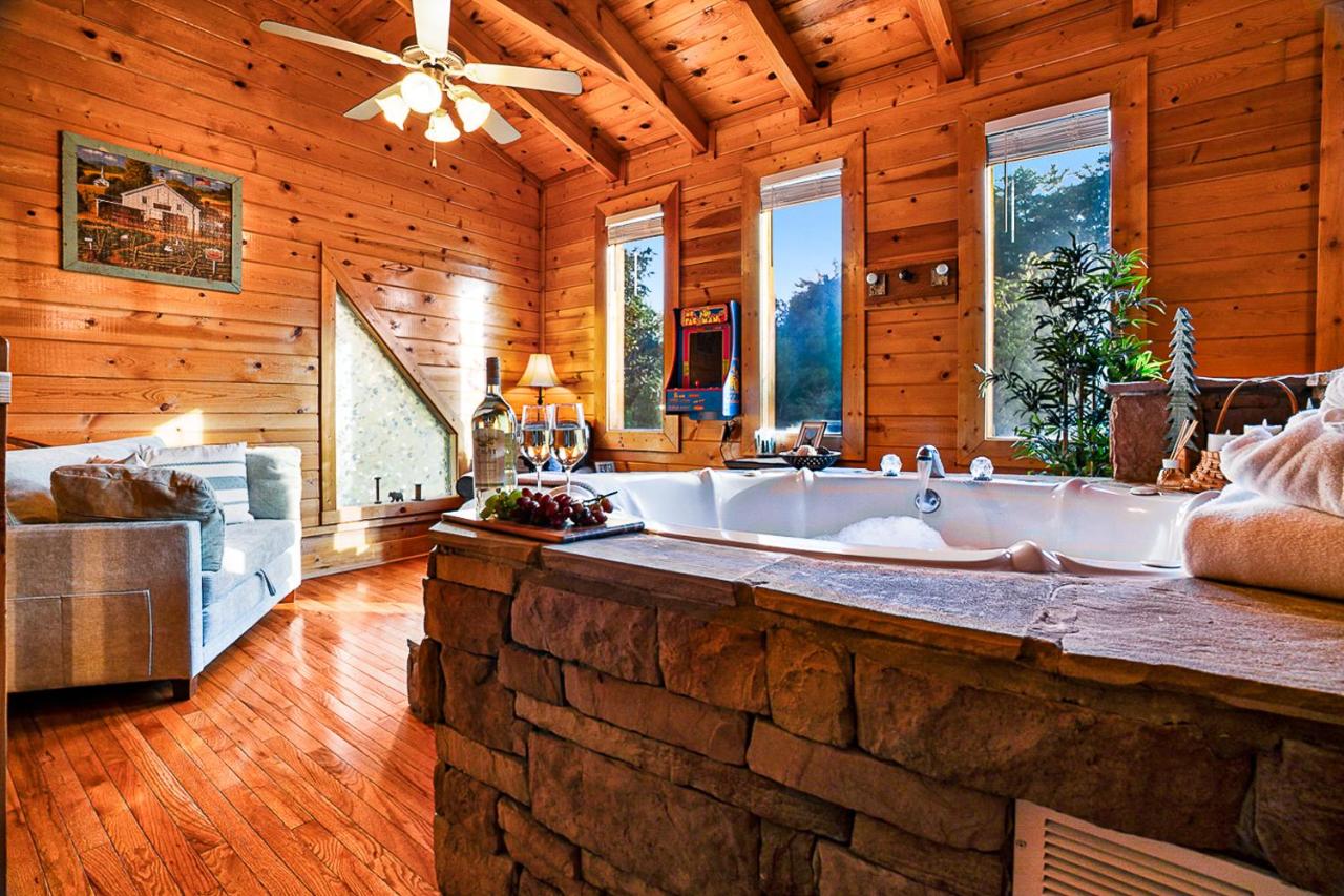 Couples Creekside Retreat w Hot Tub Near PF - B&B Pigeon Forge