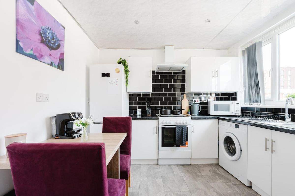 Spacious 3-bedroomed, Entire House, Close to Old Trafford & Manchester City Centre -Ideal for Contractors, Corporate Teams & Group Accommodation with Free Parking - B&B Manchester