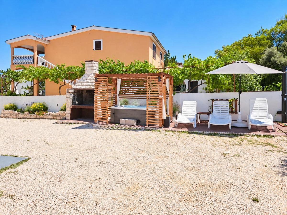 Apartments Didovi Dvori with jacuzzi - B&B Ražanac
