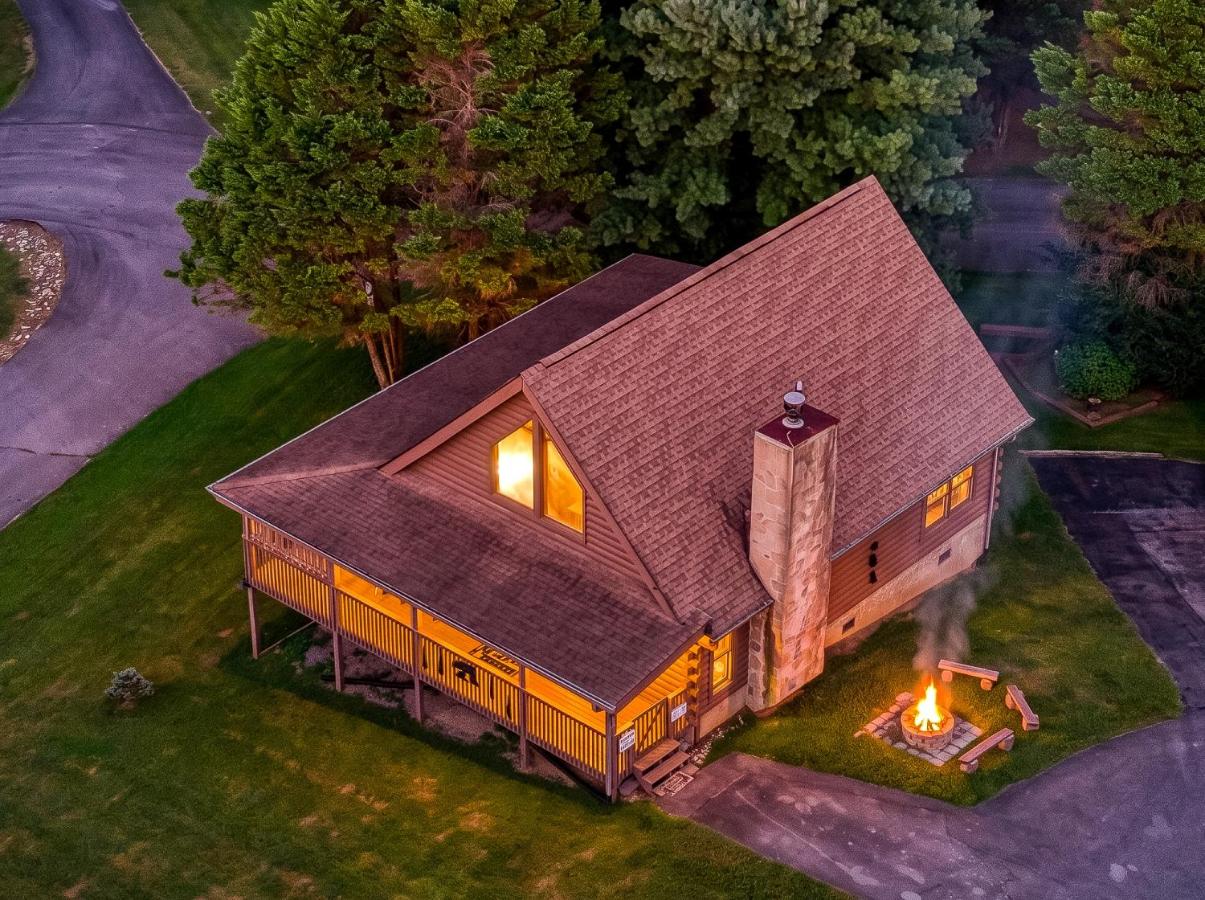 Minutes to Dollywood &The Island in Pigeon Forge Hot tubOutdoor FirepitGas GrillIndoor Fireplace - Chambres d'hôtes Sevierville