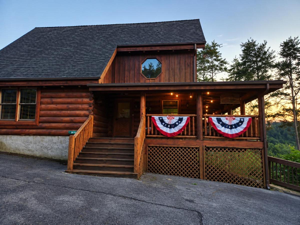 Pet-Friendly Cabin - Hot Tub - Game Room - Views - King Beds - B&B Sevierville