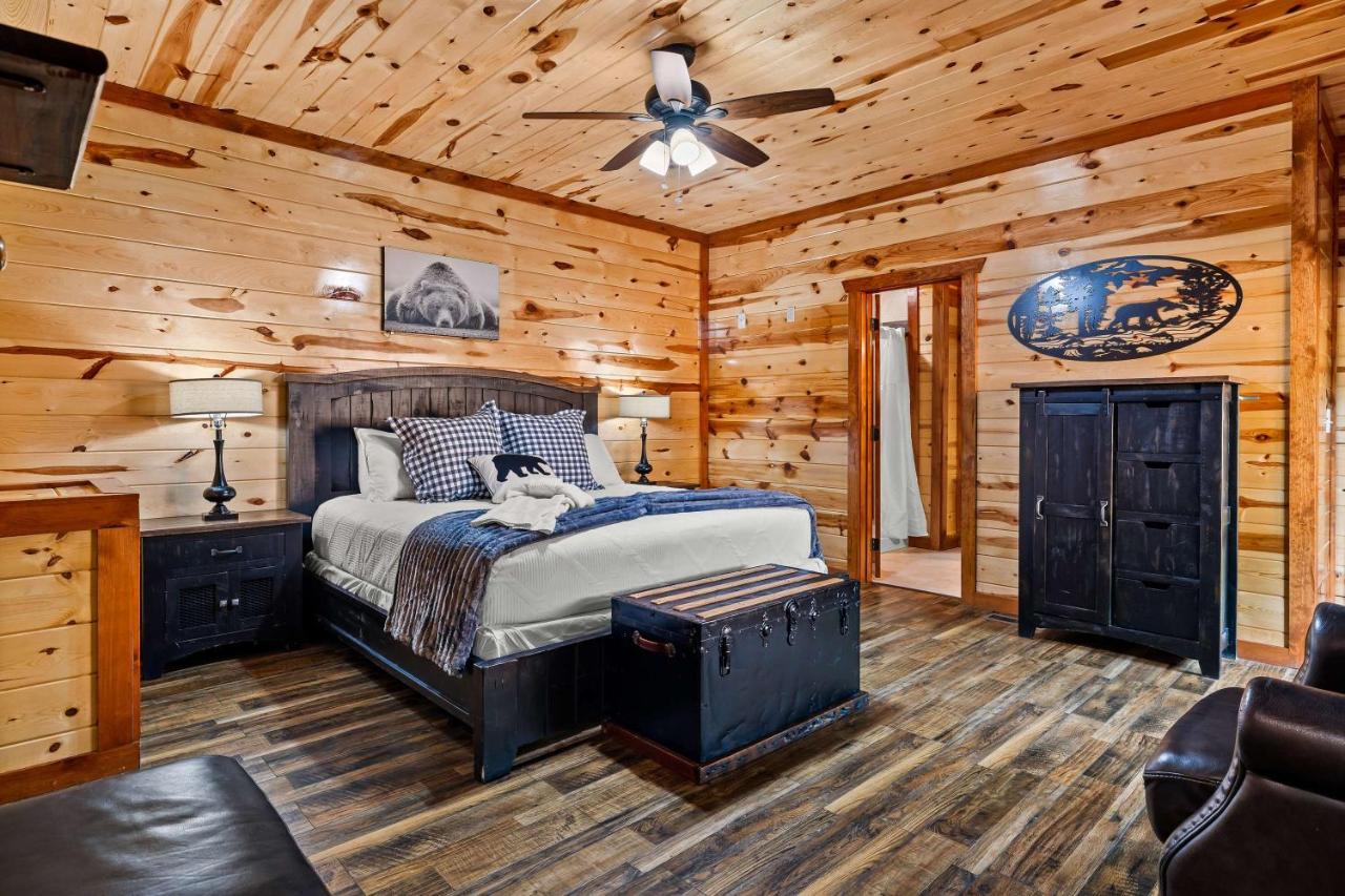 Large Group Ginormous Luxury Cabin w ALL the Things - B&B Pigeon Forge