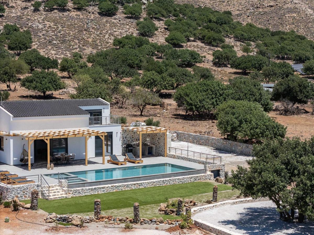 Pelagria Villa, a 4000 sq meters Escape with Beach Access, By ThinkVilla - B&B Skalotí