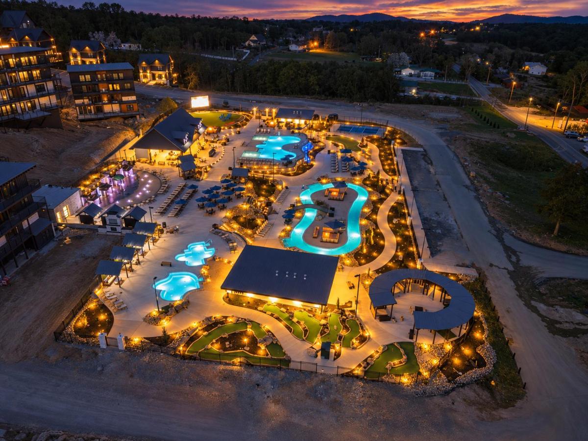 Indoor Pool Rooftop Lounge Theater Sleeps 22 Free Waterpark - Chambres d'hôtes Pigeon Forge
