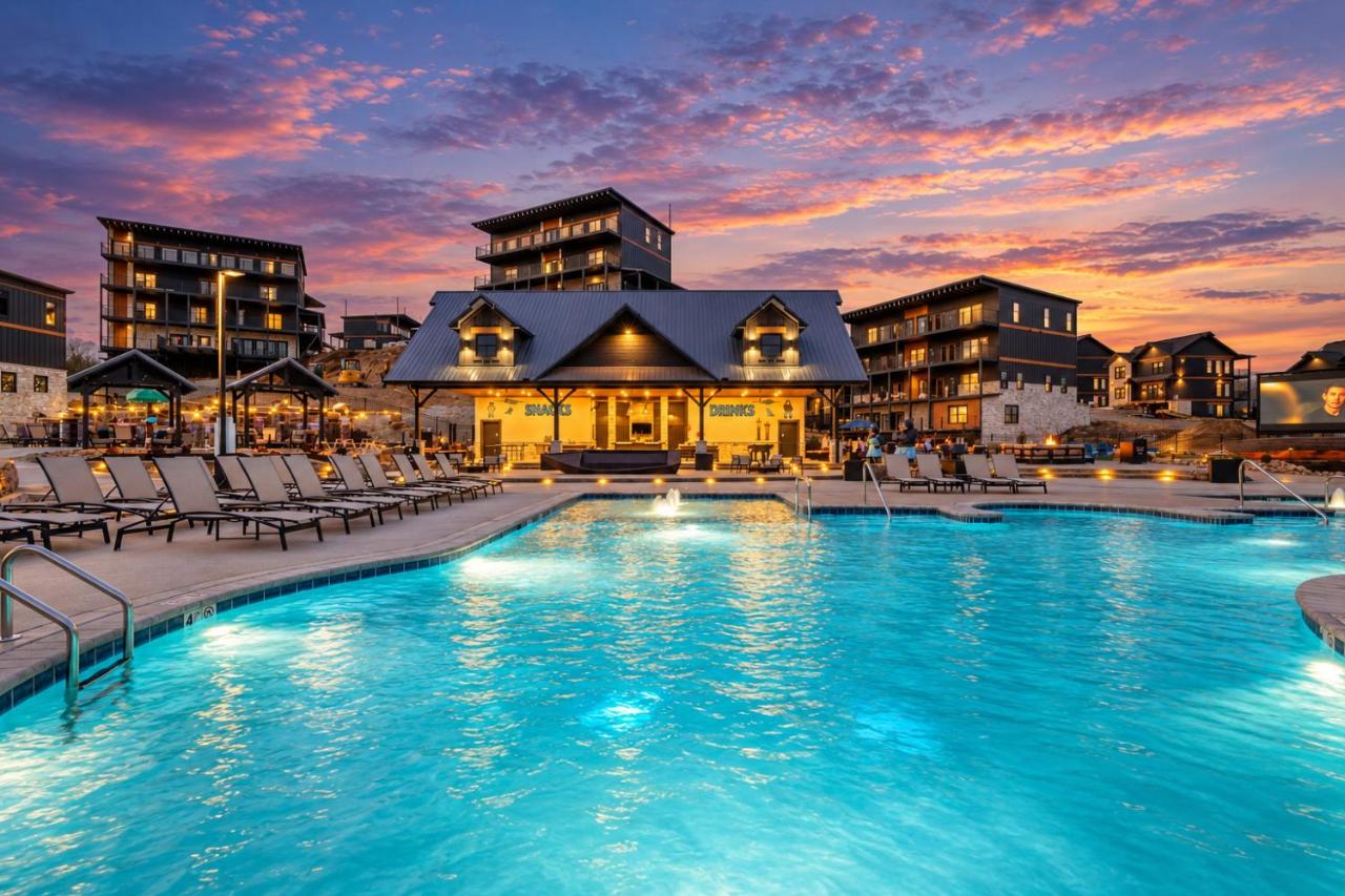 Indoor Pool Rooftop Lounge Theater Sleeps 22 Free Waterpark - Chambres d'hôtes Pigeon Forge