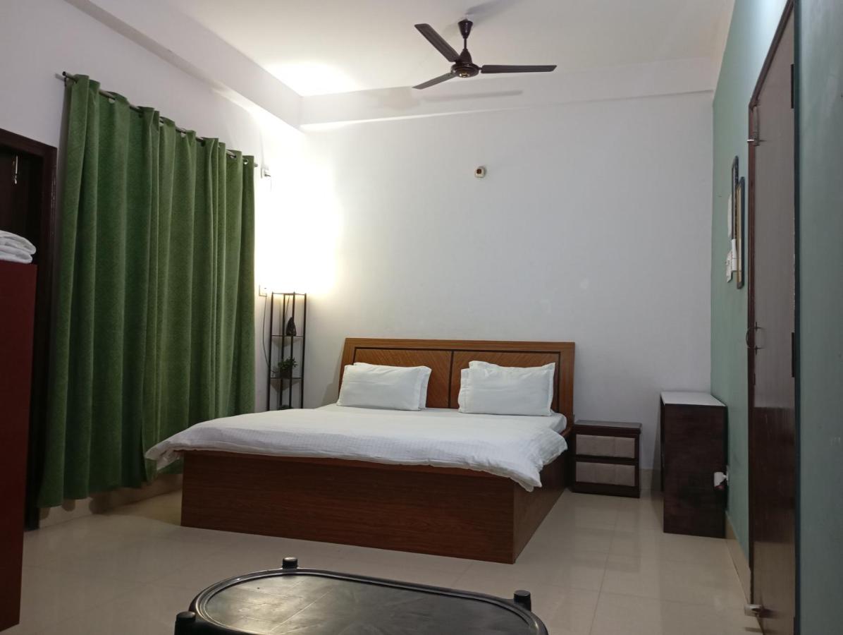 Habitación con cama grande y balcón