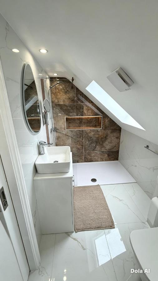 Cosy Room in a Modern House - B&B Cowley