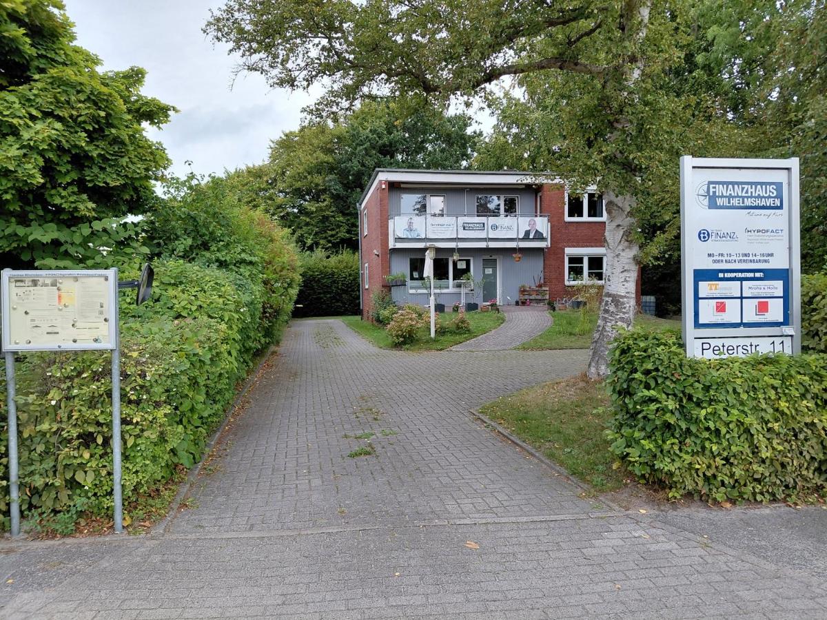 Ferienwohnung in zentraler Lage nähe Bahnhof mit 3 Schlafzimmern, Wohnzimmer, Küche, Bad, Gäste-WC und großem Balkon, Parkplätze vorhanden - Chambres d'hôtes Wilhelmshaven