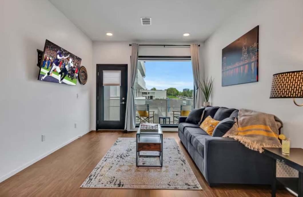 Modern Condo Near Gulch & Broadway King and Pool - Chambres d'hôtes Nashville