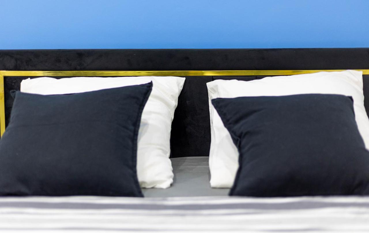 Appart climatisé au RDC avec cuisine privée, trés grande salle de bain, arrivée autonome et fenêtre sur couloir - B&B Liège