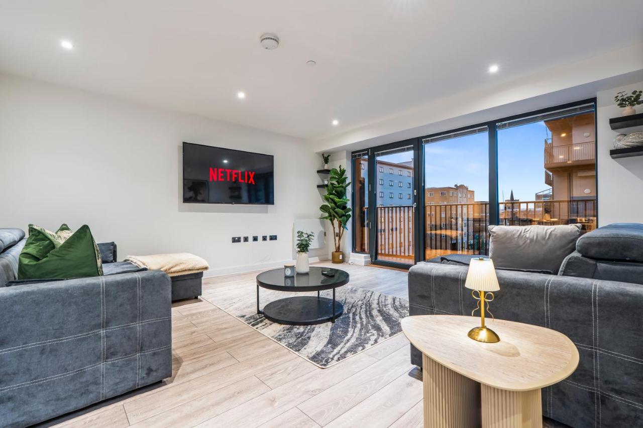 Luxe Heathrow Airport Stay Sleeps 8 Elizabeth Line 5-7 min Walk - Bed and Breakfast Slough