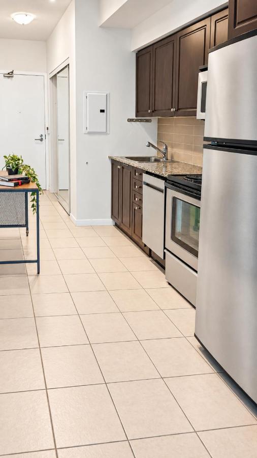 High Rise Suites - CN Tower, Pool, Hot Tub & Gym - CN Tower and Rogers Centre - Ferienwohnung Toronto