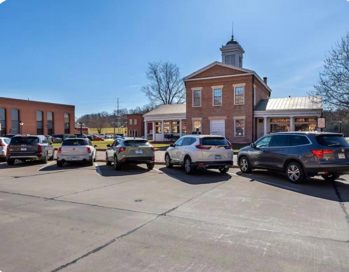 Suite Victory #4 On Main St w/Reserved Parking - Chambres d'hôtes Galena