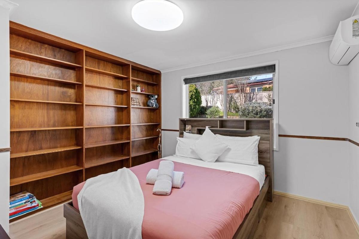 Stylish Canberra Home Comfort & Luxury 5BR 3bath 12 sleeps 1 entire home 8 beds - B&B Tuggeranong