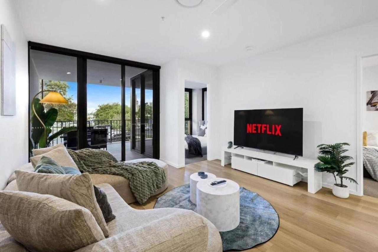 Riverfront 2BR Apartment in Surfers Paradise - Pool, Gym & Parking - B&B Gold Coast