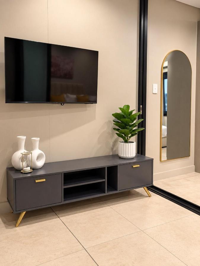 Luxury 1BR Rooftop Pool Near Sandton City - Chambres d'hôtes Johannesbourg