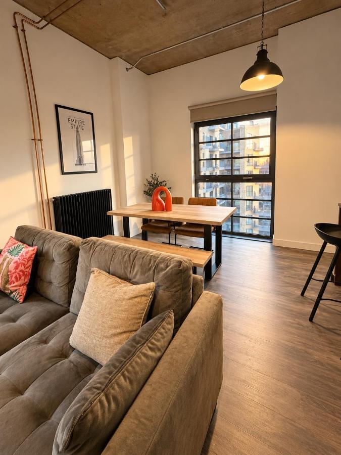 Wembley Skyline Loft Private Terrace & Rooftop - B&B London