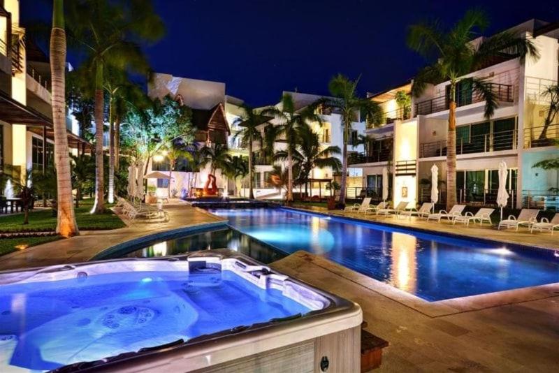 Vía 38 - 2BR with Private Elevator, Pool & Gym - Bed and Breakfast Playa del Carmen