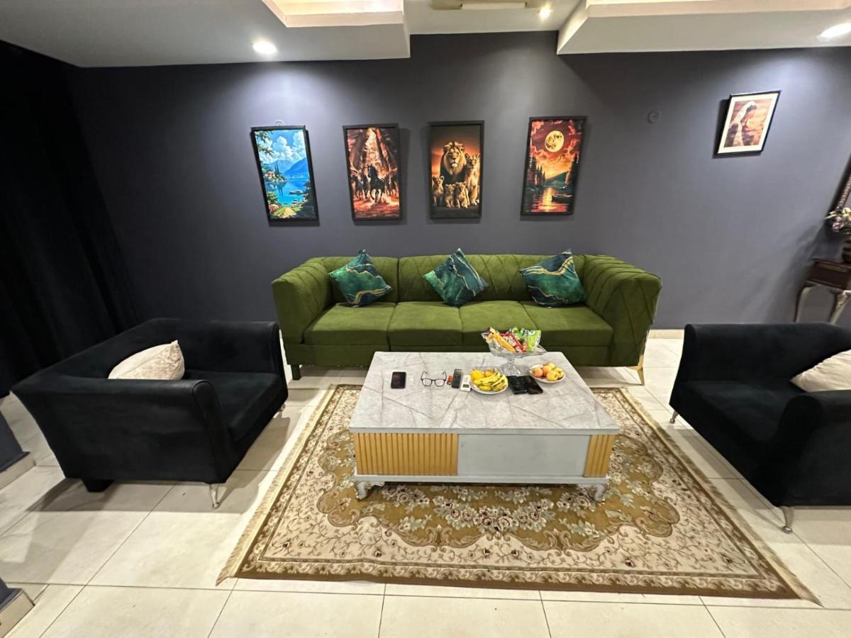 Signature 1Bed with Private terrae and 2 Washroom in Gold Crest Shopping mall - Ferienwohnung Lahore