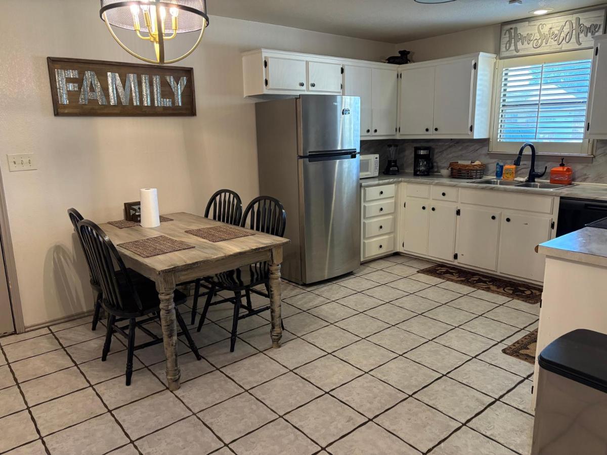 Small cozy home in a culdesac - B&B Lubbock