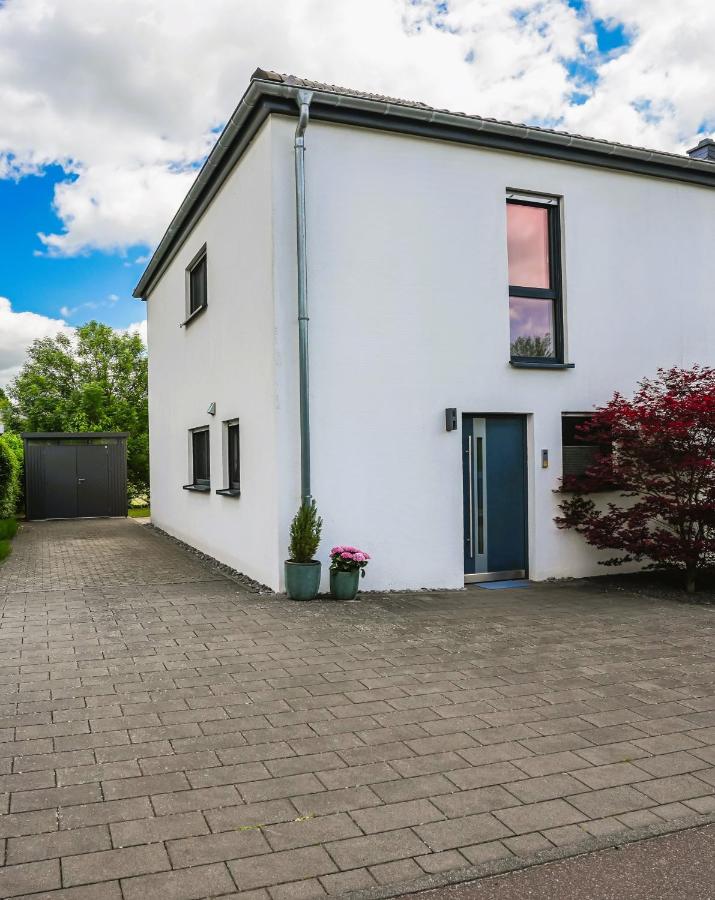 Glückshälfte - Moderne Haushälfte - XXL-Parkplatz, WLAN & Garten nahe Trier & Luxemburg - B&B Föhren