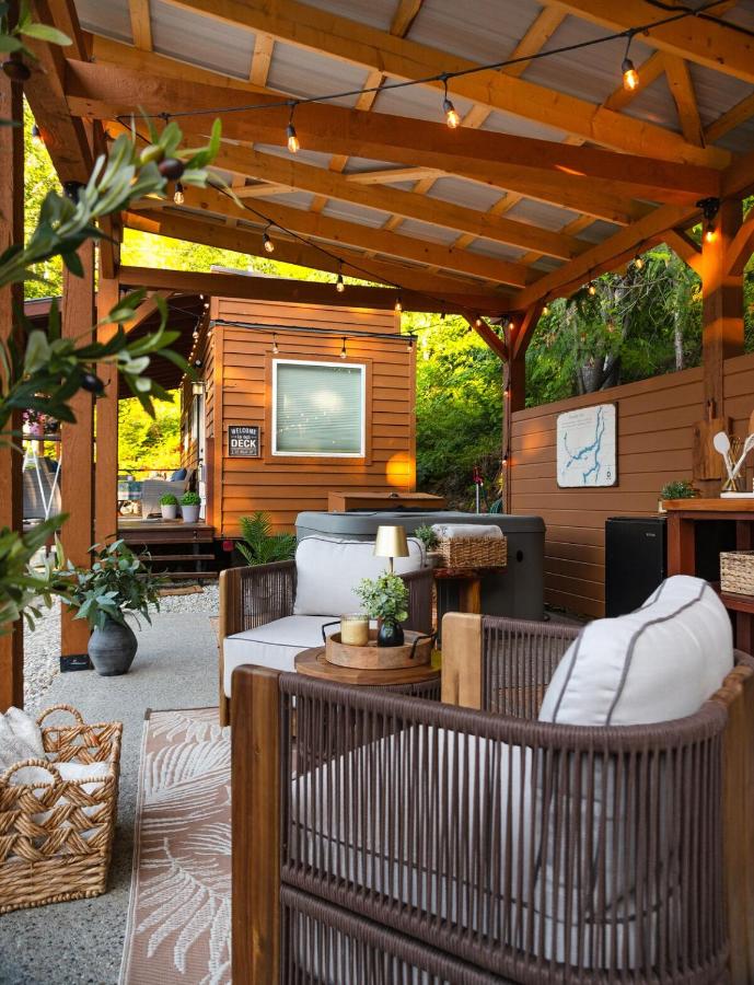 Boutique Tiny Home Retreat - Private Hot Tub, Fire Pit & Gazebo - B&B Sicamous