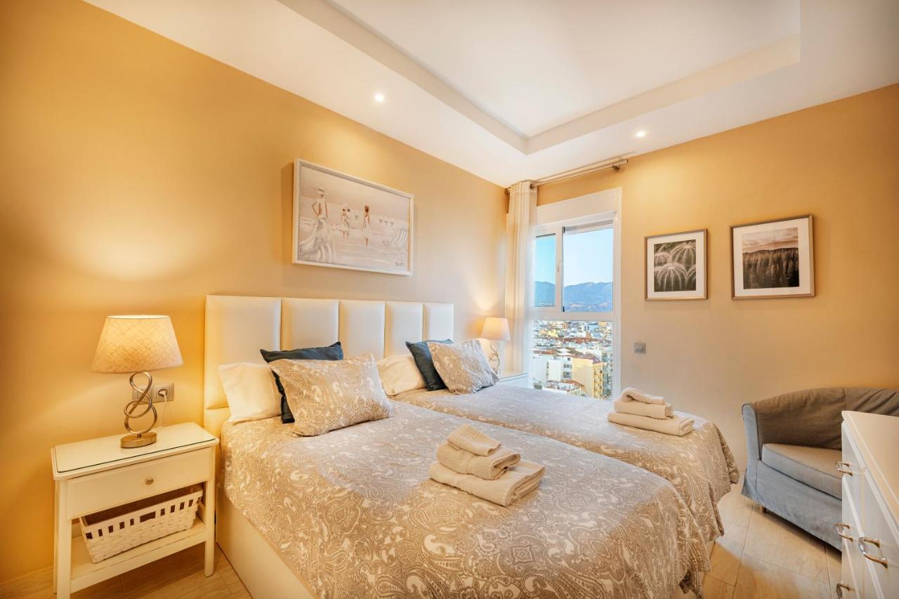 Fuengirola. Bonito apartamento en Paseo Marítimo. Espectaculares vistas al mar. Primera línea - B&B Fuengirola