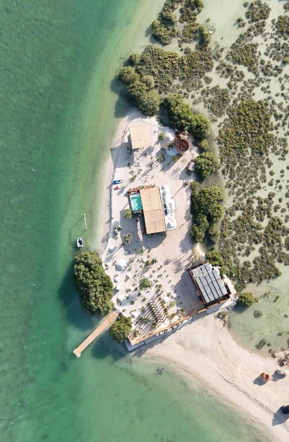 AWAY Glamp RV Private Mangrove Beachfront - B&B Umm Al Quwain