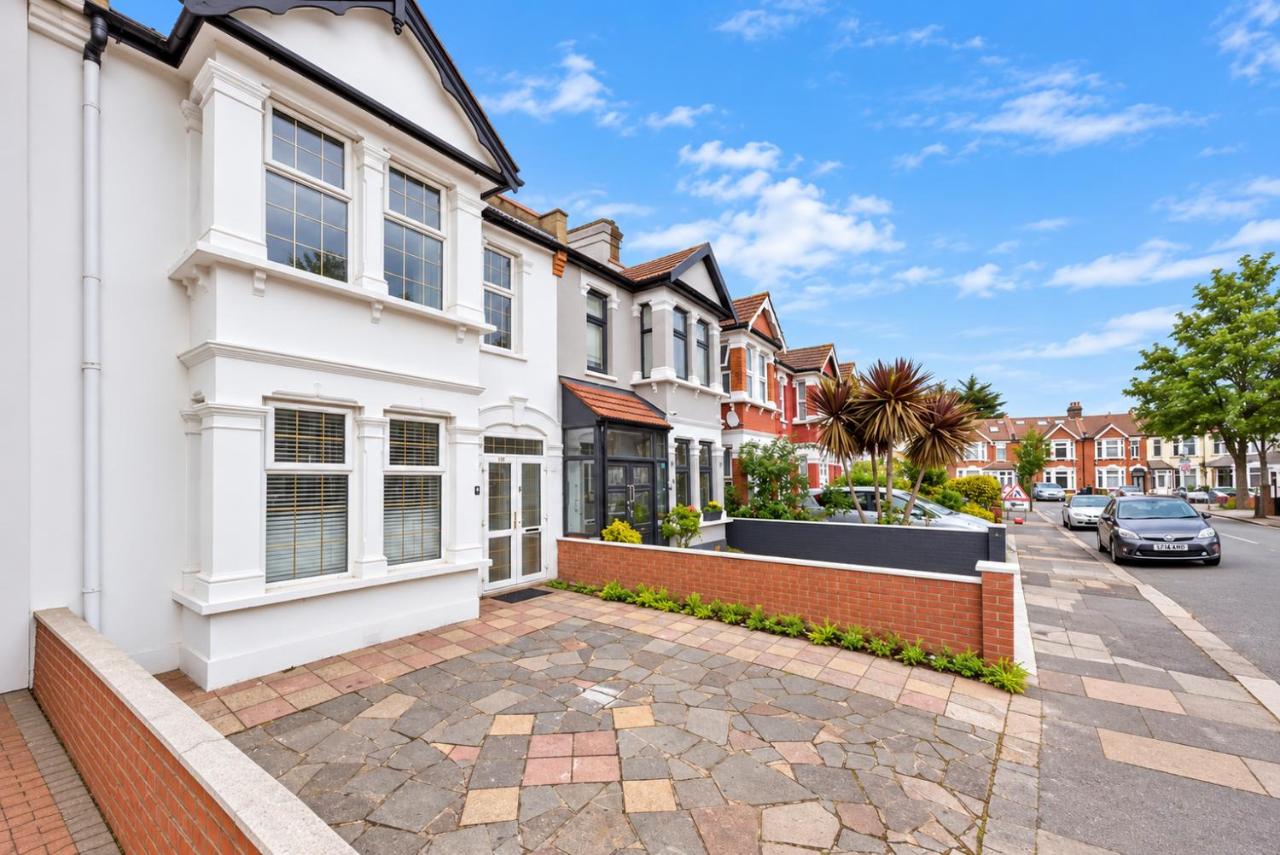 Elegant 6BR Home with Private Parking, Fast Wifi & Easy Access to Central London - Ferienwohnung Ilford