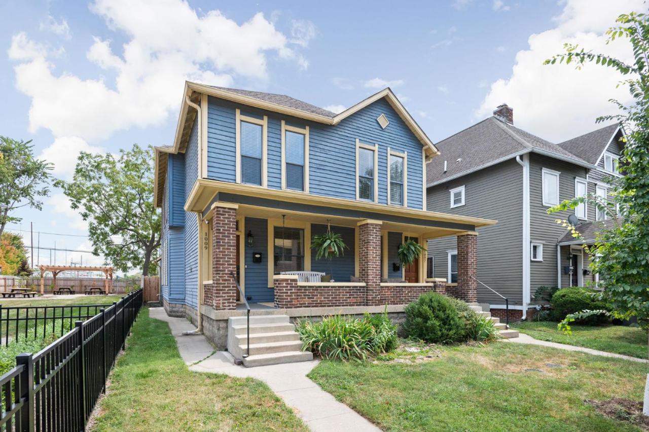 Historic Townhome by Mass Ave - Explore and Unwind - Bed and Breakfast Indianapolis