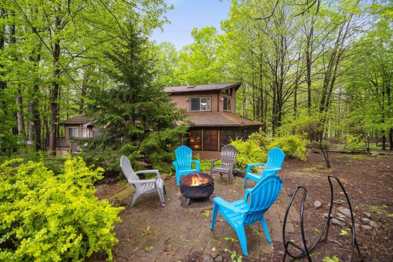 Arrowhead Lodge Walk to Lake & Private Dock - B&B Pocono Lake