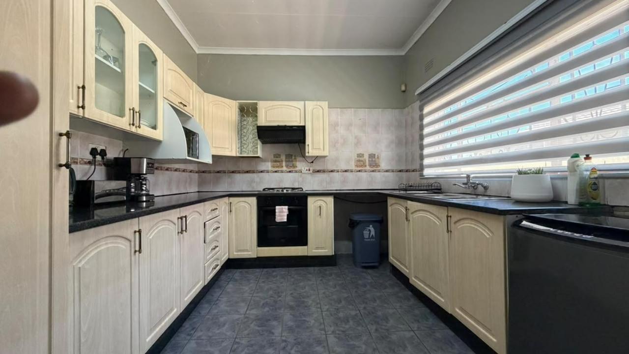 3 or 4 Beds Urban Escape Home - B&B Gaborone