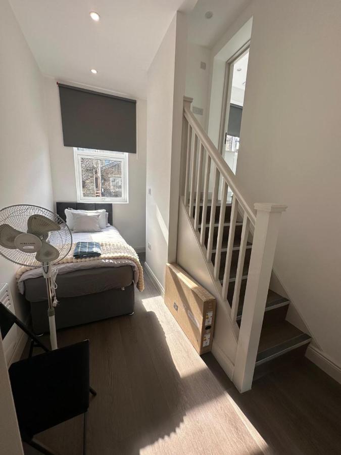 Studio Apartment Sleeps 1 with Wifi near city - B&B London