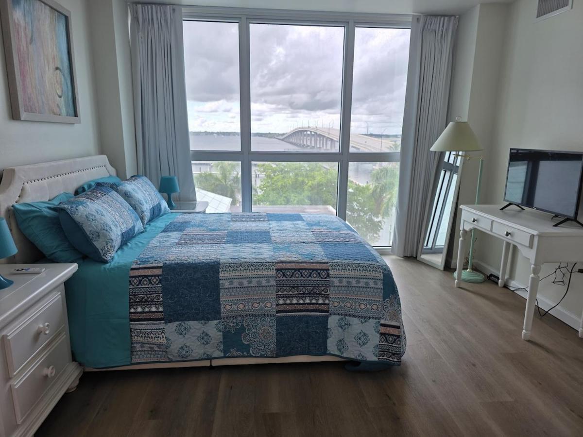 Sunset Paradise Apartment, Pool, River View - Chambres d'hôtes Fort Myers