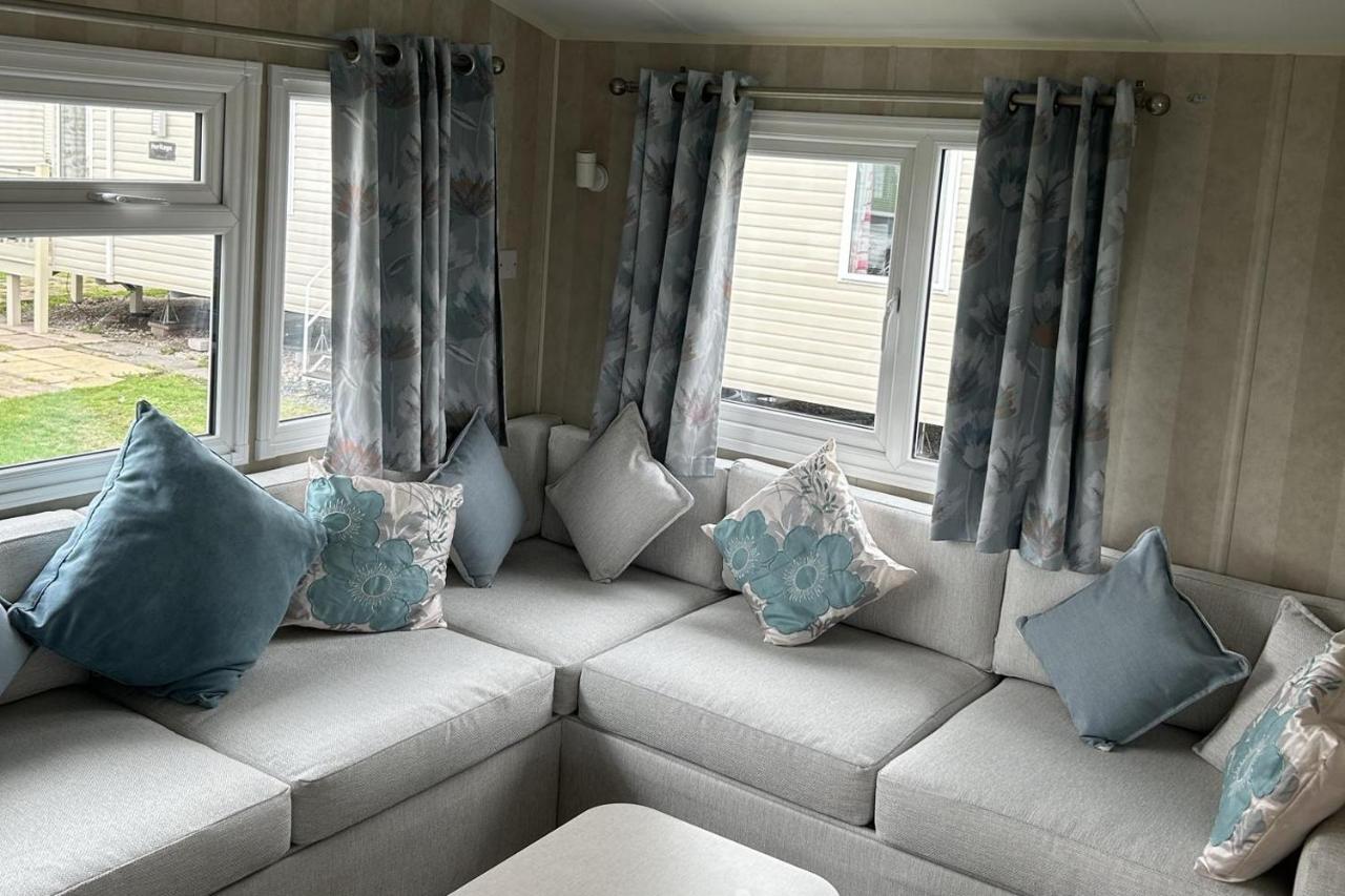 Caravan Sleeps 8 with Sea Views and Parking - B&B Morecambe