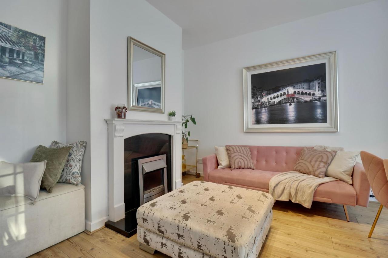 Spacious 3-Bed Portsmouth Home Sleeps 9 Group Stays - B&B Portsmouth