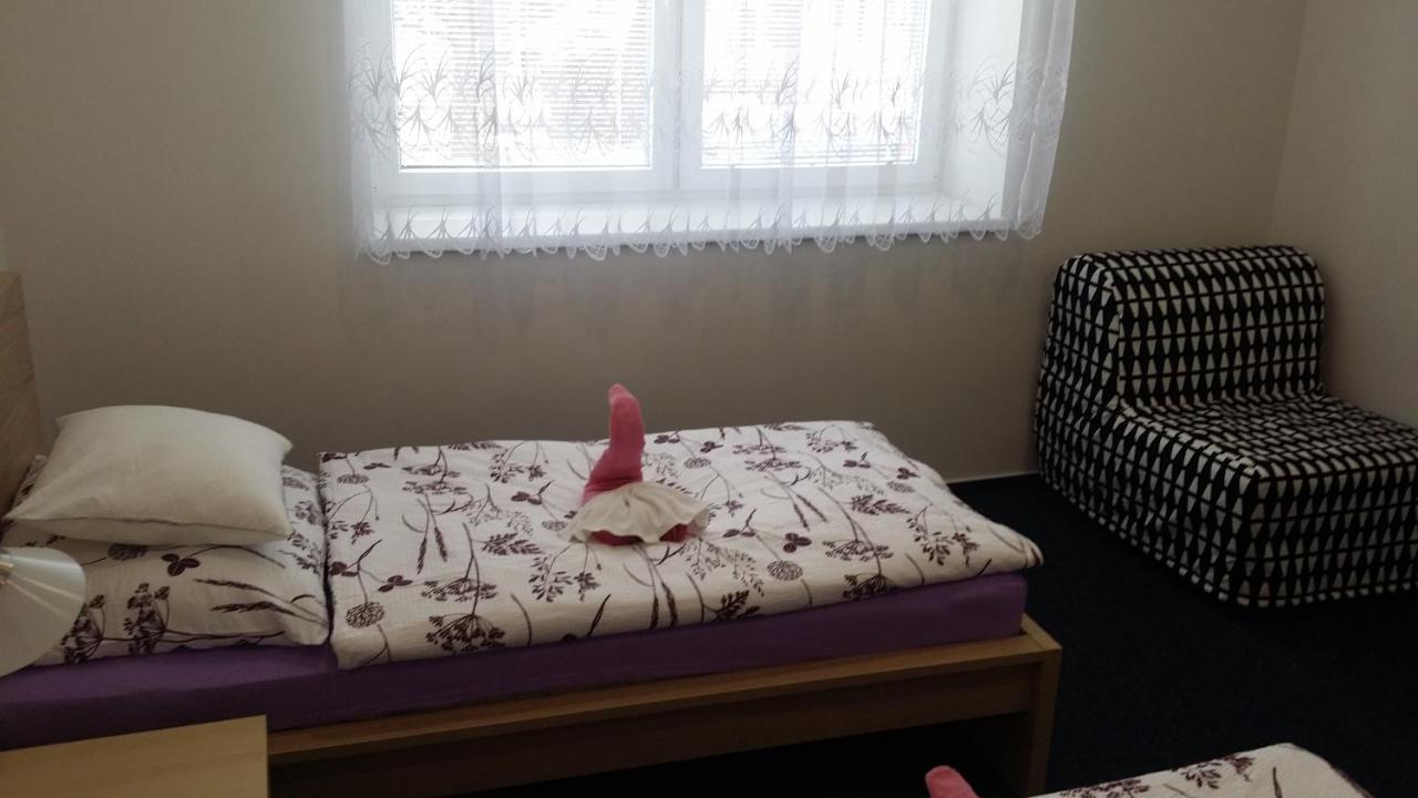 Tweepersoonskamer met 2 Aparte Bedden en Eigen Badkamer