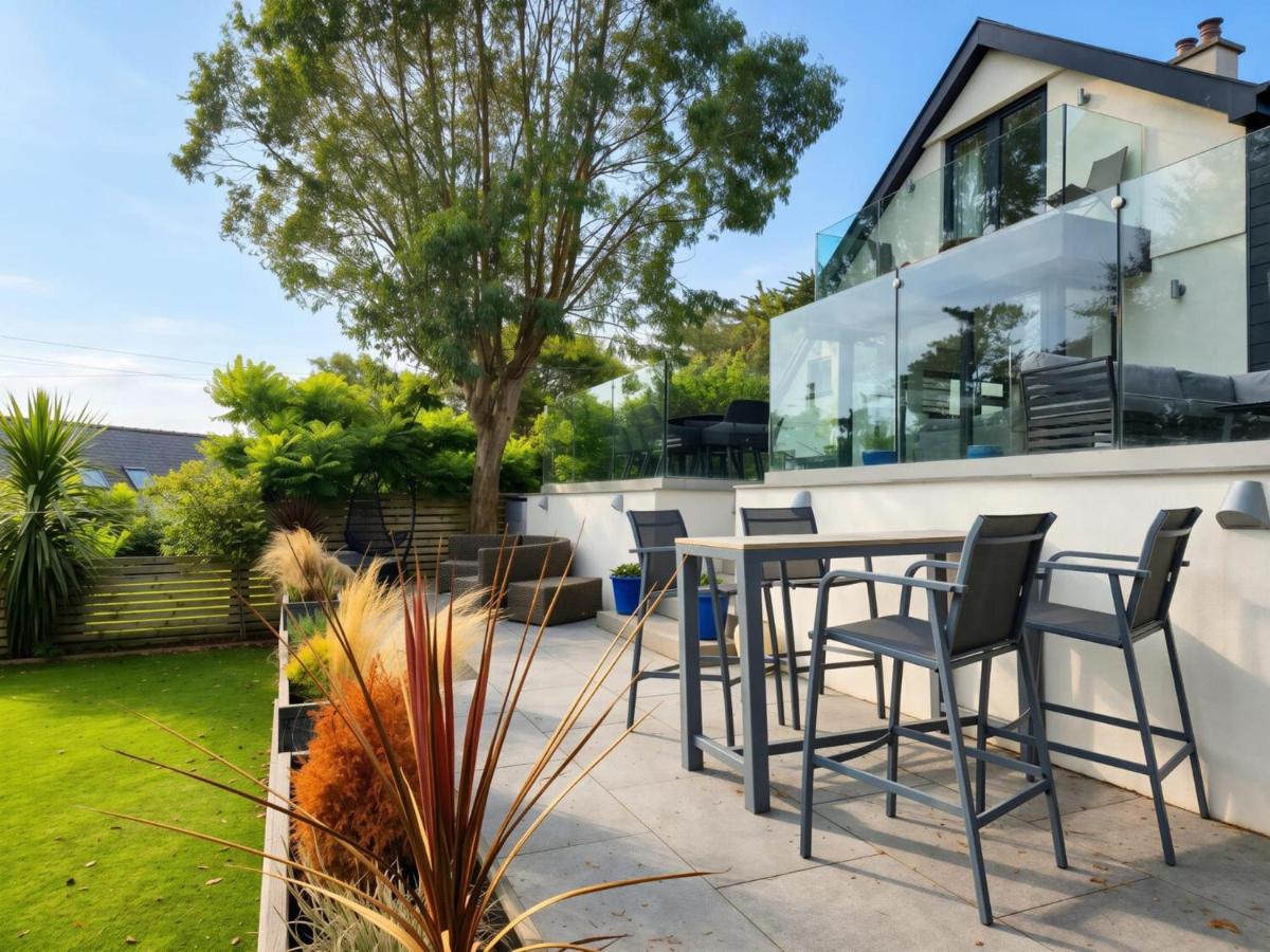 Modern Retreat with Sea Views - Pass the Keys - B&B Benllech