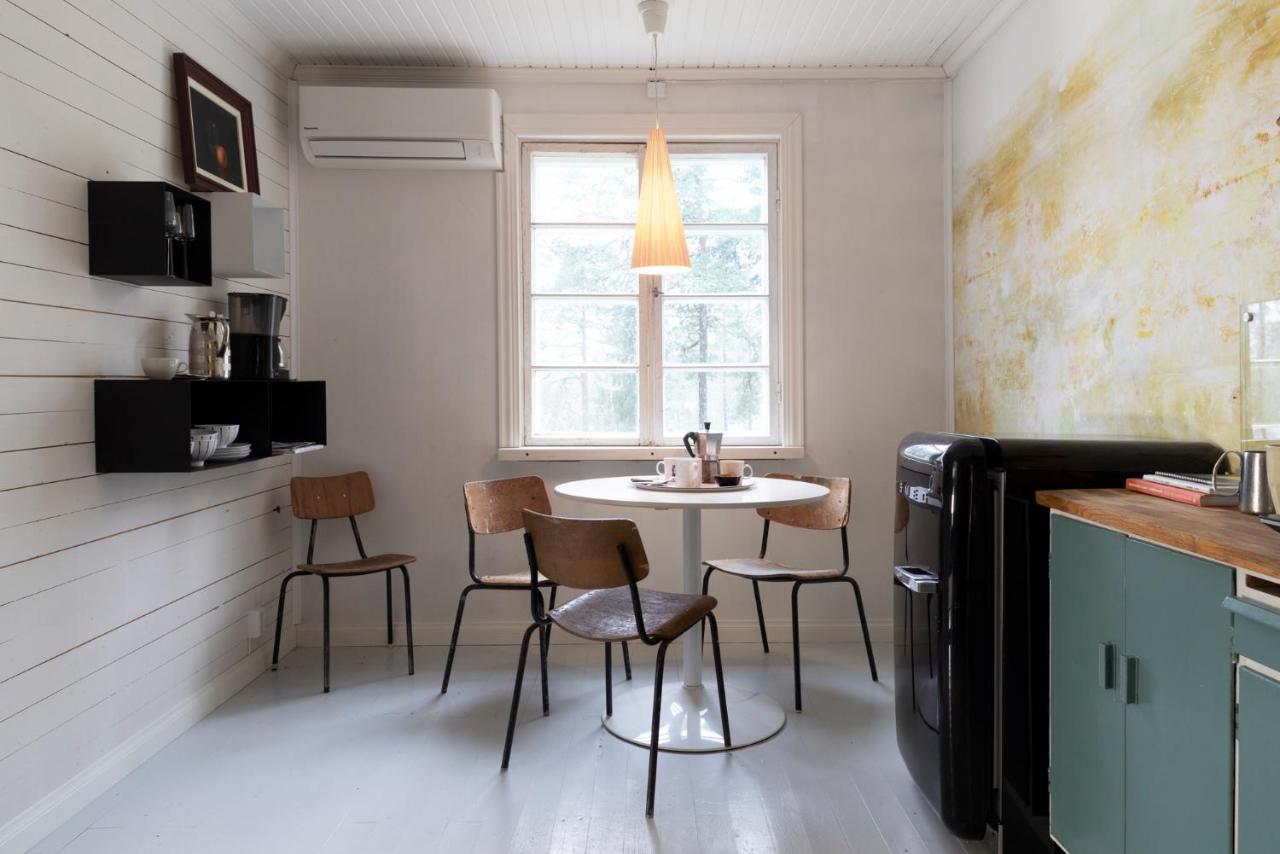 Bright and atmospheric apartment in a hundred year-old log house - B&B Skogby