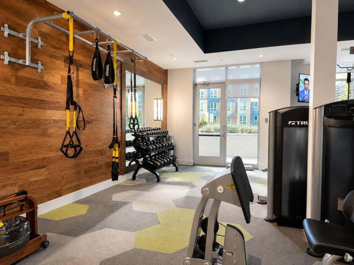 Luxury Uptown Charlotte 2BR Rooftop Pool Gym & Skyline Views - B&B Charlotte
