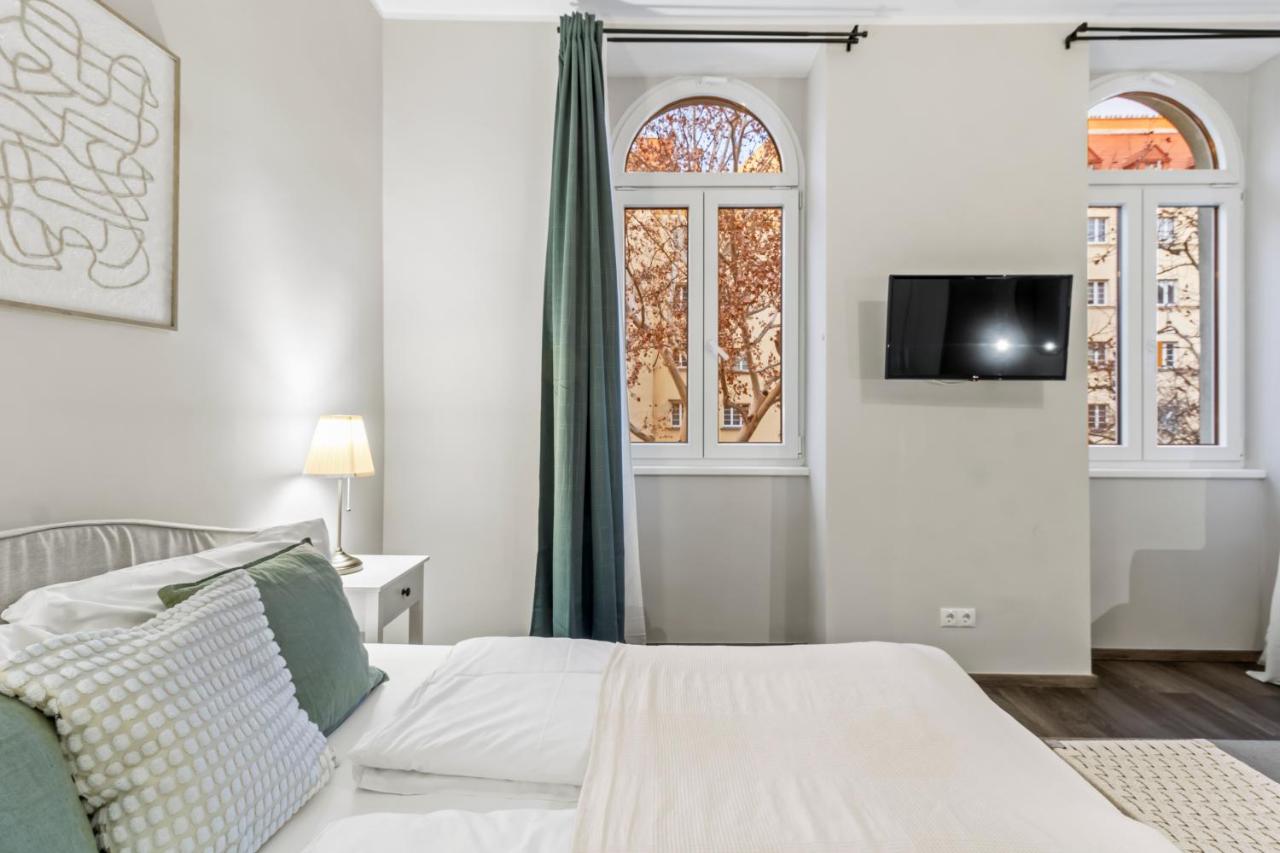 Modern 4-BR Apartment with Balcony and Near U6 Metro - B&B Vienna