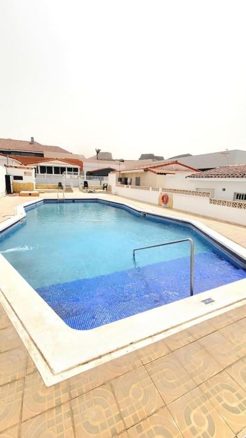 Piscina, terraza y barbacoa en Tenerife Sur - B&B San Miguel De Abona