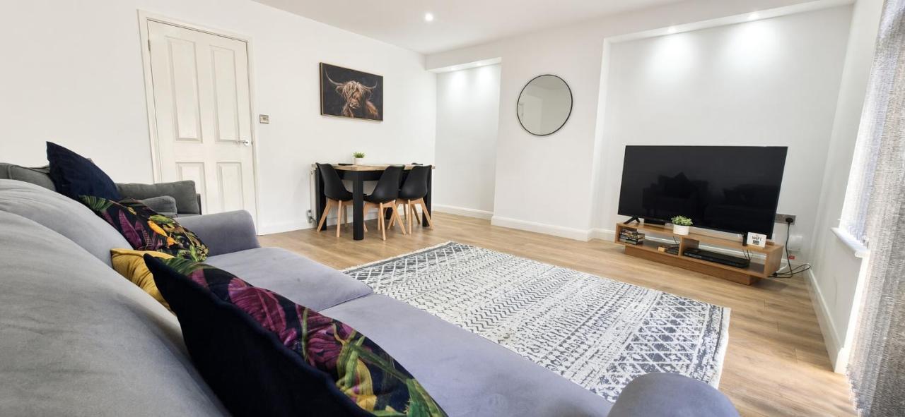 3-Bed House - Quiet - Free Parking - WiFi - Bed and Breakfast Rugby